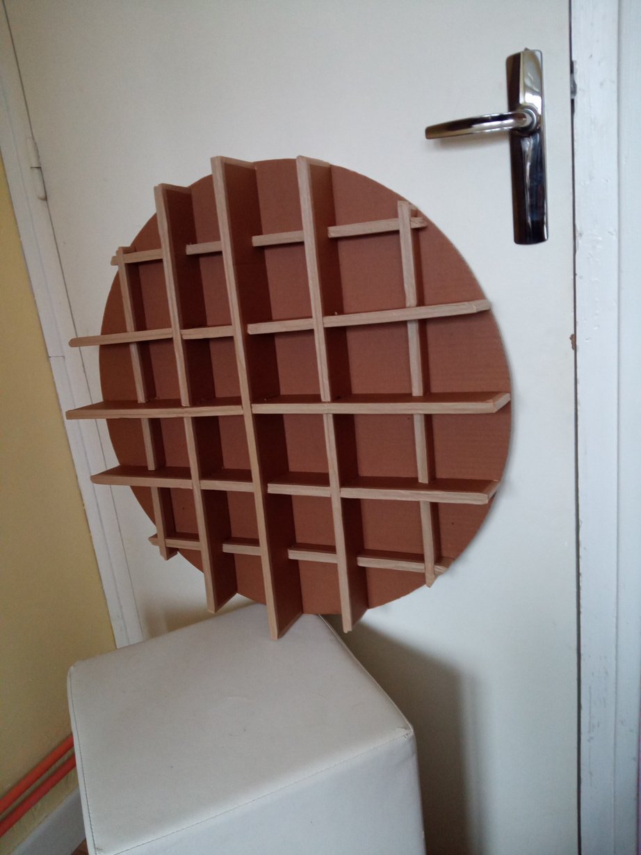 Etagère en carton, à accrocher au mur 