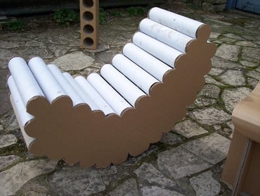 Siège en carton, en forme de nuage, réalisé avec des tubes 