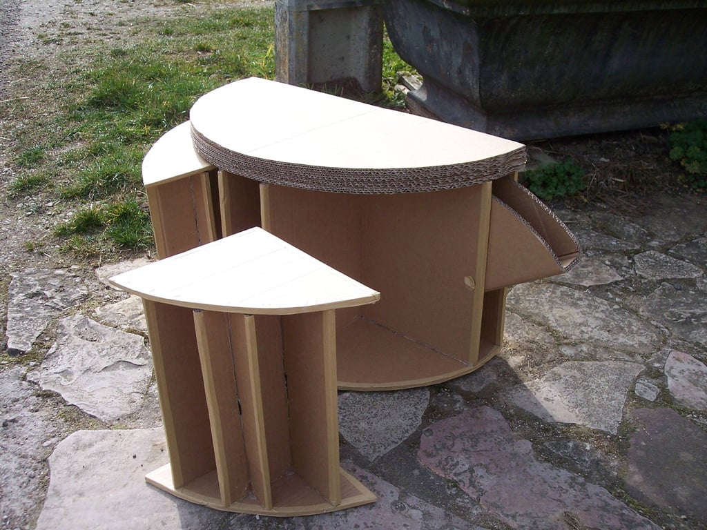 Table demi-lune en carton avec tabourets et tiroirs basculants intégrés 