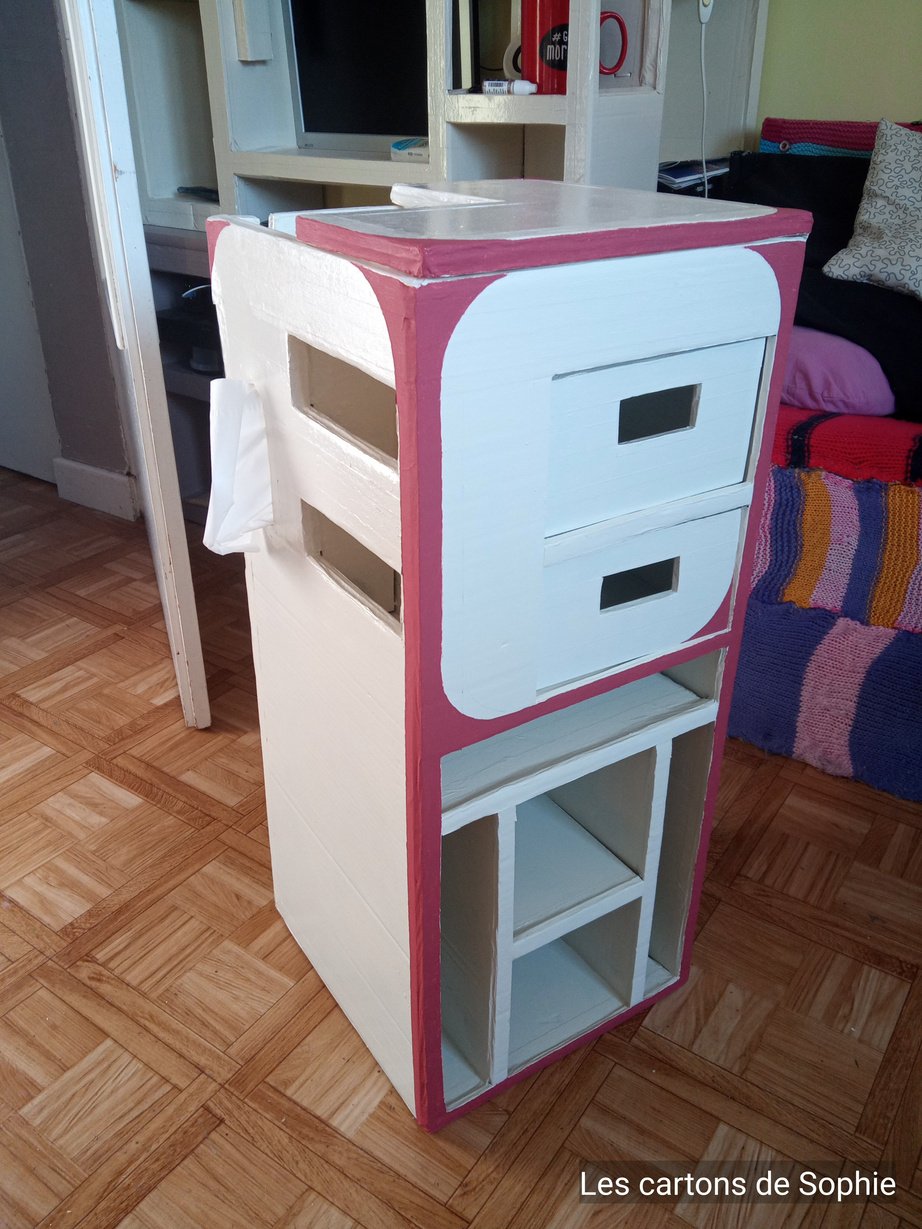 Table de nuit, en carton, avec plein de casiers pour ranger les livres, lunettes et boite à mouchoirs