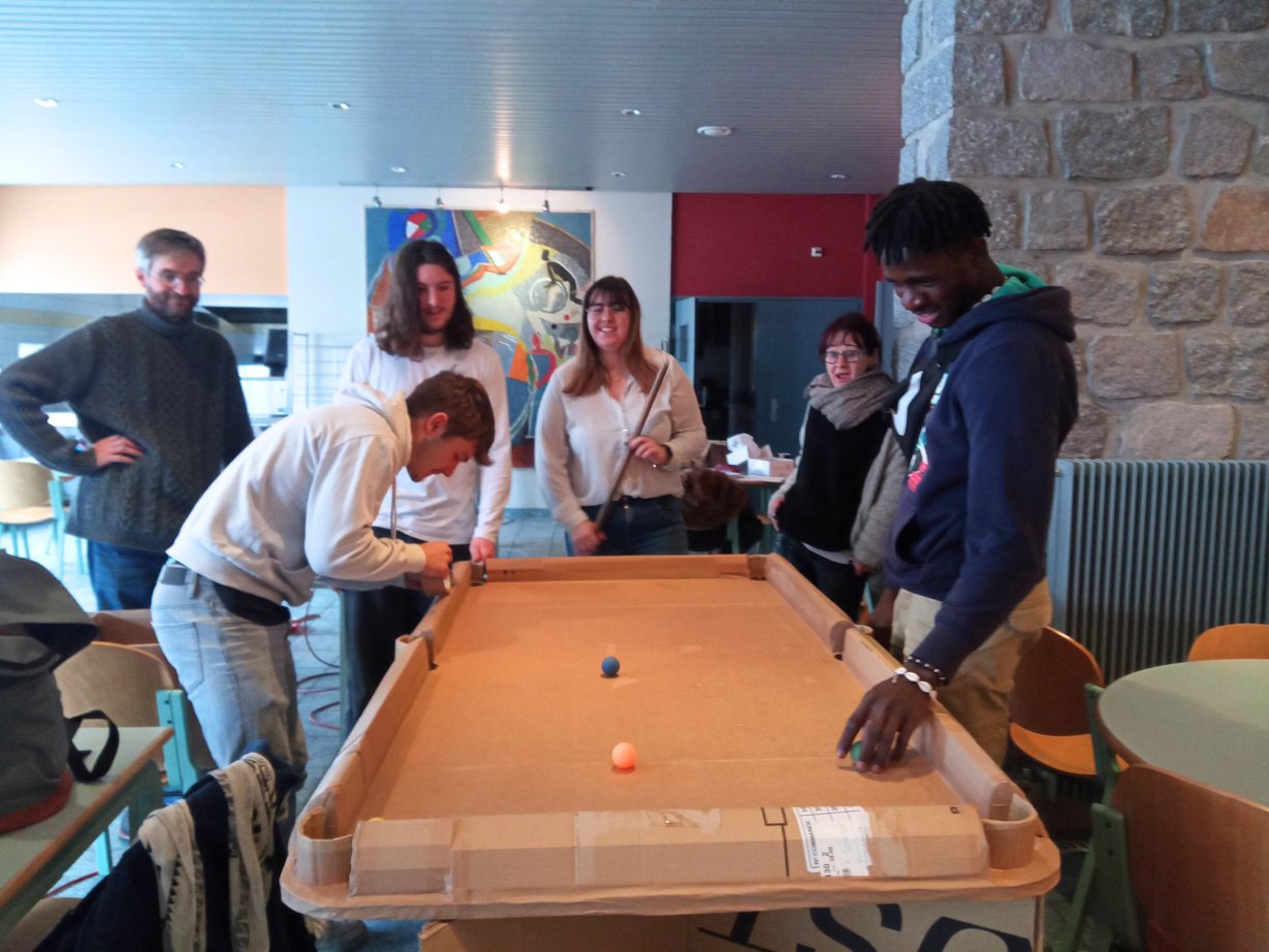 Table de billard en carton, réalisée par les éleves du CFA papetier de Gérardmer