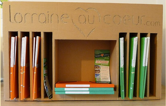 Etagère en carton avec le logo "Lorraine au coeur"