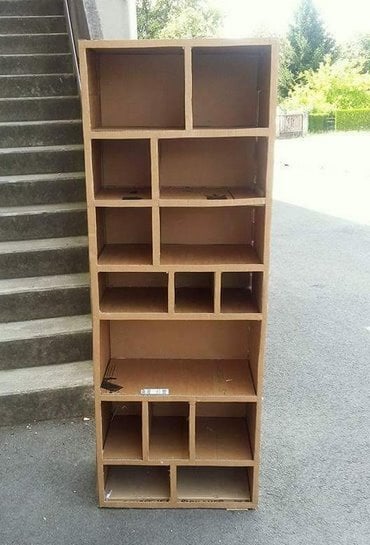 Etagère en carton, réalisée lors d'un stage de meubles en carton, à Darney 