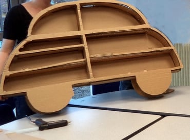 Voiture en carton. Petite étagère en carton, en forme de voiture, réalisée lors d'un atelier de meubles en carton, à Thaon Les Vosges 