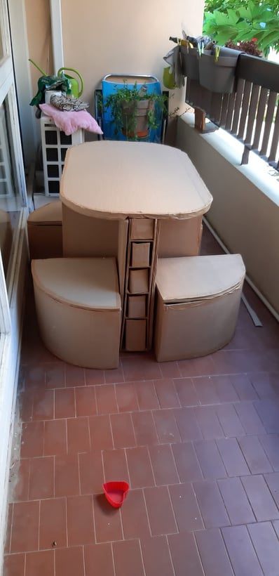 Table en carton, poufs en carton et tiroirs en carton,  réalisés pendant un stage de meubles en carton 