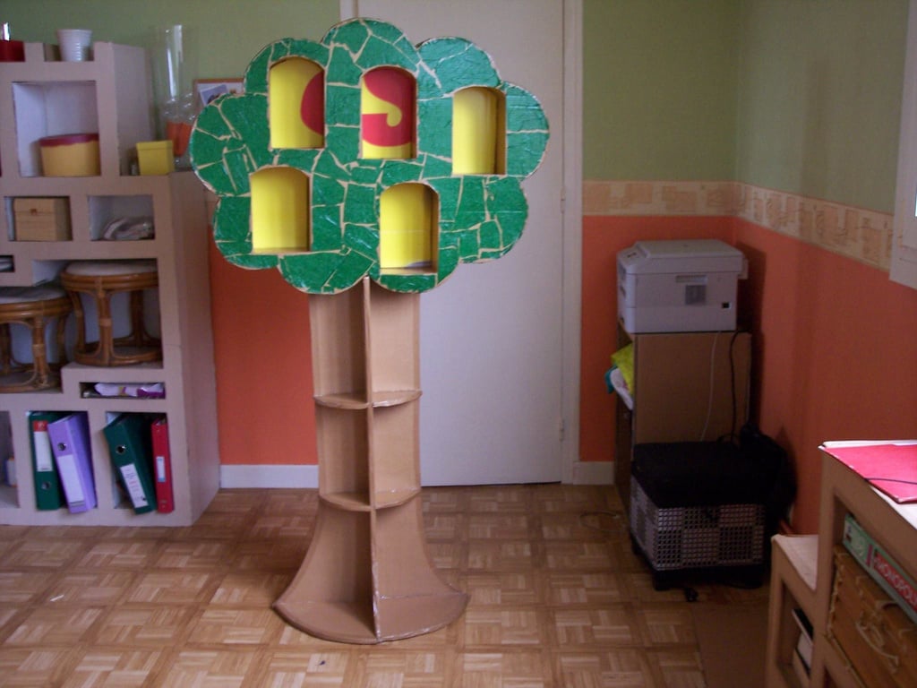 Etagère en carton, en forme d'arbre 