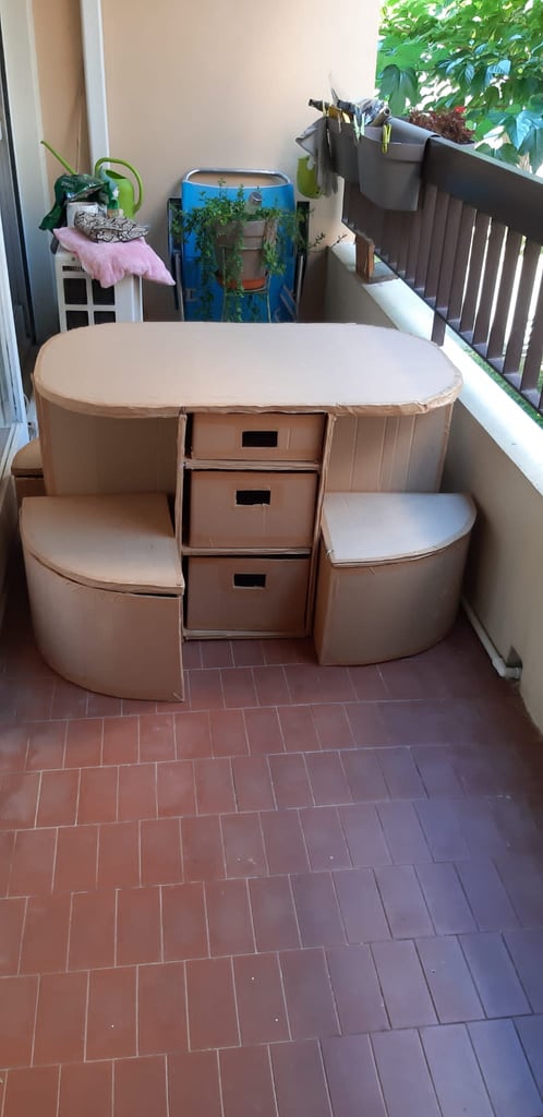 Une table en carton, avec des tiroirs, pour une terrasse. Réalisée par Marie Odile 