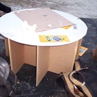 Petite table en carton recouverte de plastique blanc