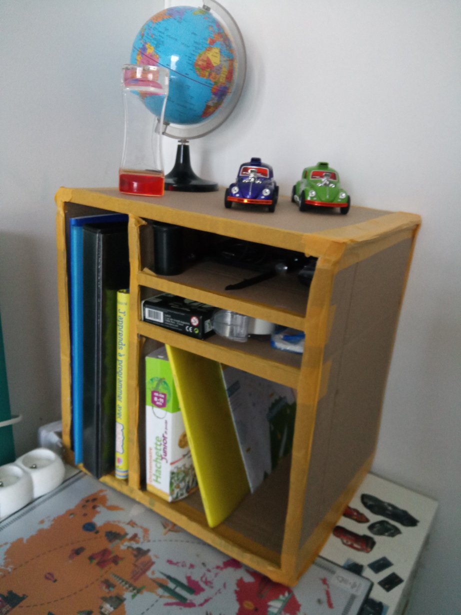 Petite étagère en carton, pour le bureau d'un enfant 