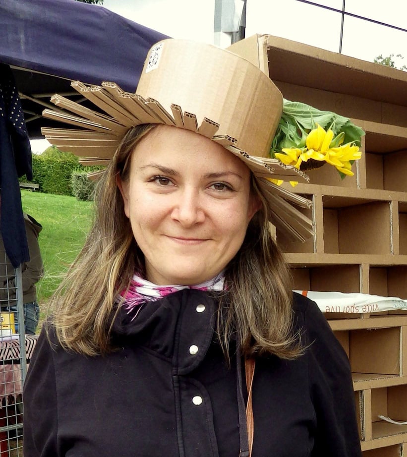 Un chapeau en carton avec un tournesol planté dedans