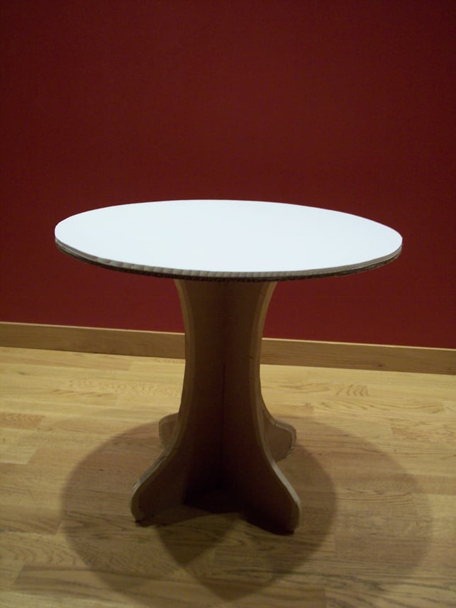 Petite table avec un dessus en plastique blanc