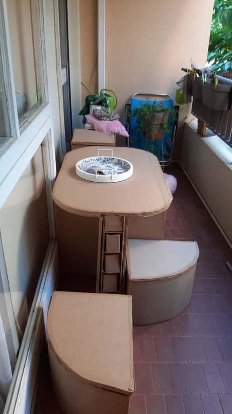 Une table en carton, sur mesure pour une terrasse, réalisée par Marie Odile