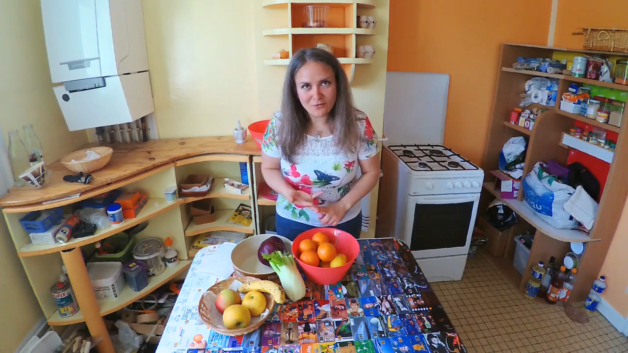 Une cuisine équipée tout en carton, avec des meubles de rangement sur-mesure en carton, avec les couleurs assorties 