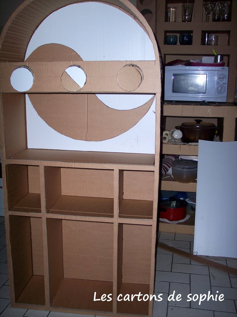 Meuble de rangement en carton avec une déco ying et yang 