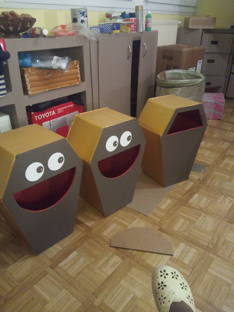 Trois petits cercueils en carton, réalisés pour le cabinet du Docteur Hehn, à Nancy et pour l'opticien Lun'optic ( Geoffrey Mauguin ) 