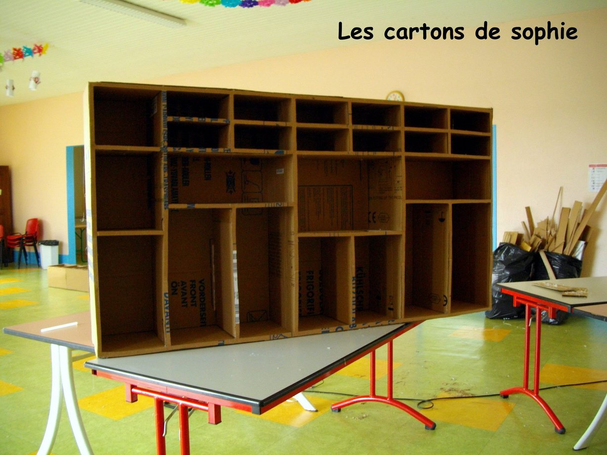 Meuble de rangement pour l'entrée d'une école, à Darney